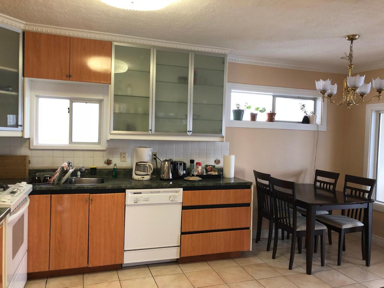 Cozy Bedrooms Guest House Vancouver Bagian luar foto